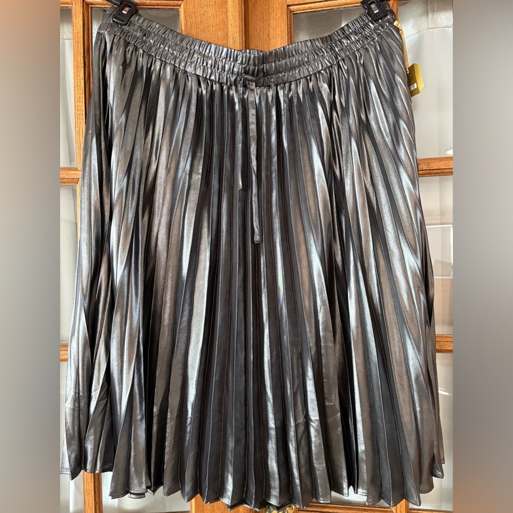 Chic Metallic Pleated Skirt